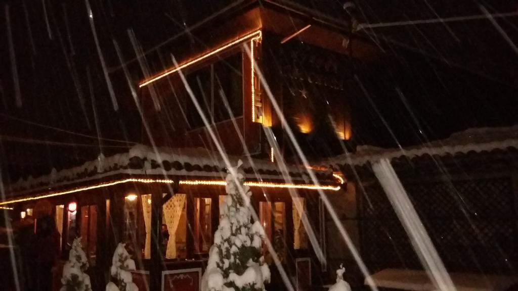 Chuchura Family Hotel Koprivshtitsa Buitenkant foto